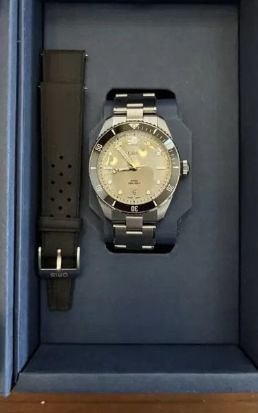 Oris Divers Date 39mm Beige on Bracelet with extra straps