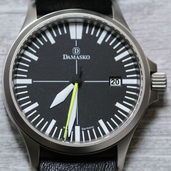 Damasko DS30, black with yellow seconds hand