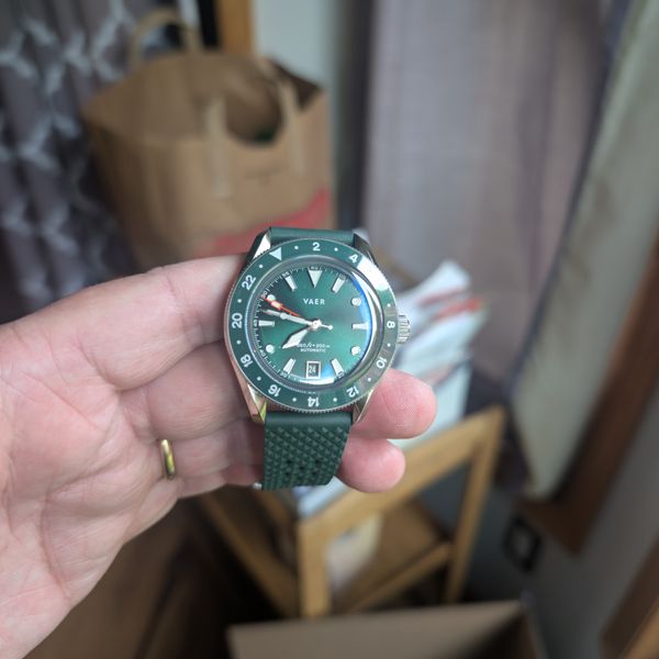 REDUCED Vaer G5 green GMT 40mm includes 2 straps and new br…