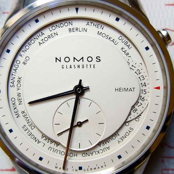 Nomos Zürich Weltzeit GMT med hvit skive