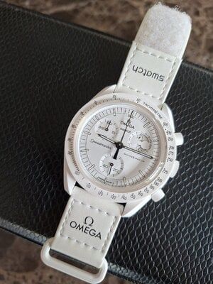 Swatch - Mission to the Moonphase Snoopy