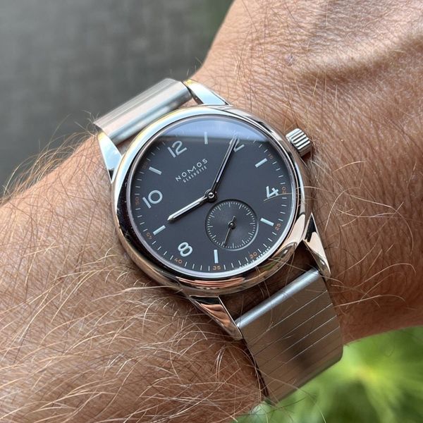NOMOS Glashütte Club Dunkel 36 (Ref. 702) mit Metallband "S…