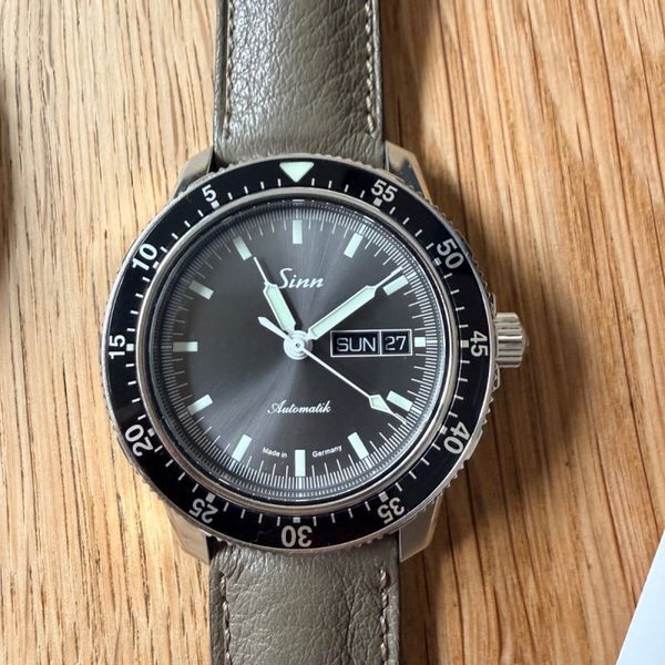 Sinn 104 im Full-Set inkl. Stahl- und Lederbändern