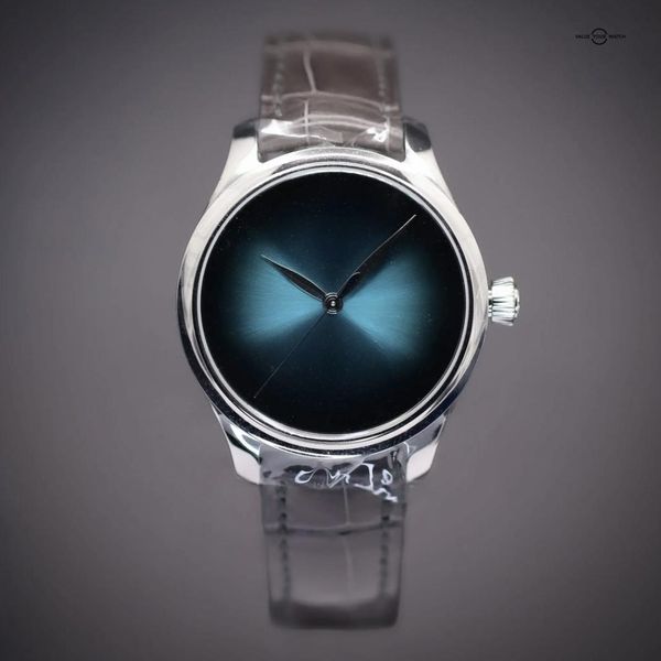 FS: H. MOSER & CIE. Endeavour Centre Seconds “Blue Lagoon” …